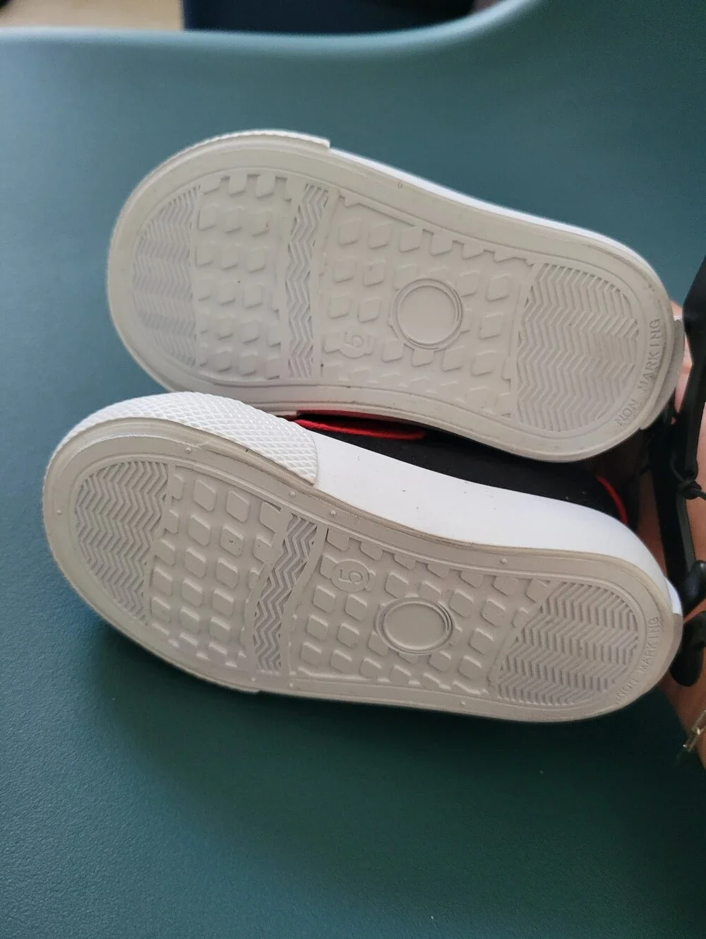 NWT Disney Mickey Mouse Toddler Kids Power-Strap Canvas Sneakers Size 5 Black